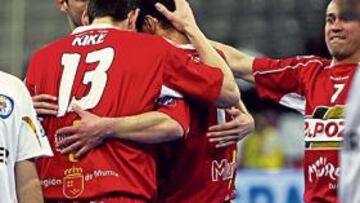 <b>ALEGRÍA. </b>Quique festeja con sus compañeros un gol de ElPozo.