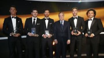 Los cinco madridistas premiados, Cristiano Ronaldo, Casillas, Xabi Alonso, Sergio Ramos y Marcelo, posan con Florentino Pérez.