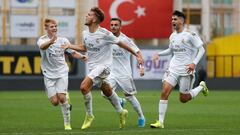 Los jugadores del Real Madrid celebran un nuevo triunfo en la Youth League.