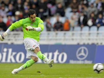 Claudio Bravo descendió junto a Real Sociedad en la temporada 2006-2007. Estuvo tres temporadas en la B y luego subió y se transfomó en figura. Hoy triunfa en Barcelona.