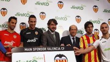 <b>DE ESTRENO.</b> El Valencia ya luce su nuevo patrocinador. En la presentación estuvieron Guaita, Jonas, Rami, Arturo Herrero (de JinKO Solar), el presidente Manuel Llorente, Albelda y Soldado.