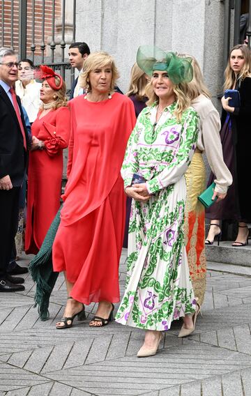 Marta Barroso y Teresa de la Cierva salen de la parroquia del Sagrado Corazón y San Francisco de Borja.