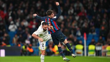 Gavi pugna con Carv ajal, en la ida de la Copa en el Bernabéu.