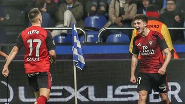 Joel Roca e Izeta celebran el tanto del primer de ellos, el 0-2 en Riazor.