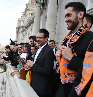 En entrenador Pedro Martínez durante la recepción en el ayuntamiento de Valencia.