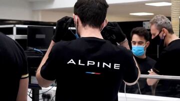 Los mecánicos de Alpine trabajando en el coche de Alonso.