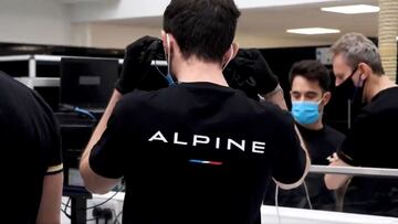 Los mec&aacute;nicos de Alpine trabajando en el coche de Alonso.