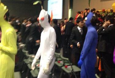 Una graduación universitaria con cosplays de juegos