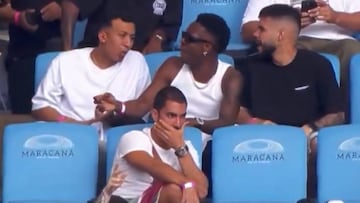 Vinicius, en la grada de Maracaná durante el Flamengo-Fluminense.