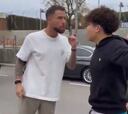 Juega en Barcelona, un hincha le dice “tonto” y su reacción es inesperada: el viral del momento