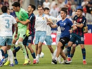 El portero del Real Zaragoza Andrada propina un puñetazo al jugador del Huesca Pulido.