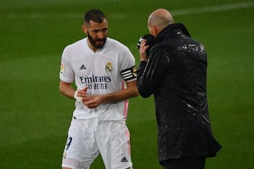 Zidane, con Benzema en el Clásico.