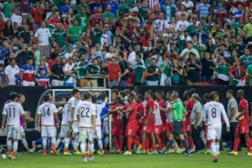 Tras una primera ronda de Copa Oro cuestionable, México siguió adelante hasta que se encontró con Panamá en las Semifinales. En el partido, errores arbitrales que beneficiaron al Tri desataron la ira de los panameños y el juego se tornó complicado. Aunque no fue su culpa, México fue señalado y la Concacaf quedaba mal parada.