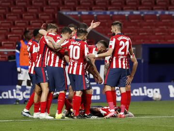 Los jugadores del Atlético de Madrid celebran el gol de Luis Suárez, mientras Trippier se queja en el suelo de una posible lesión. 