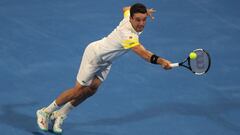 Roberto Bautista devuelve una bola durante su partido ante Reilly Opelka of en el Qatar ExxonMobil Open 2021 en el Khalifa International Tennis and Squash Complex de Doha, Qatar.