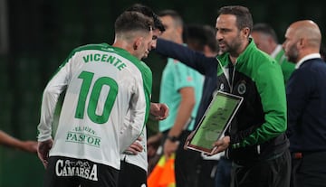 José Alberto no dudó y quemó rápido las naves tras el 0-2.