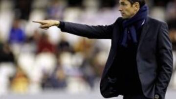 El entrenador del Valen cia Mauricio Pellegrino da instrucciones a sus jugadores durante el partido de vuelta de los dieciseisavos de final de la Copa del Rey disputado hoy frente al Llagostera en el estadio de Mestalla. EFE/Juan Carlos Cárdenas