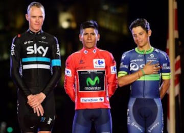 En el podio, Nairo Quintana felicitó a Chris Froome y a Esteban Chaves.