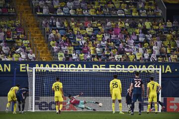 2-1. Nicolas P¨¦p¨¦ marco de penalti el primer gol.