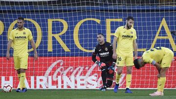Villarreal's players react to Alaves' goal during the Spanish league football match between Villarreal CF and Deportivo Alaves at La Ceramica stadium in Vila-real on March 2, 2019. (Photo by JOSE JORDAN / AFP)
