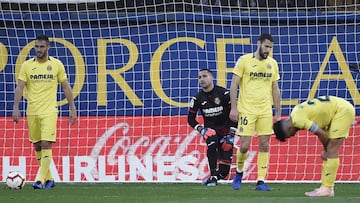 Villarreal&#039;s players react to Alaves&#039; goal during the Spanish league football match between Villarreal CF and Deportivo Alaves at La Ceramica stadium in Vila-real on March 2, 2019. (Photo by JOSE JORDAN / AFP)