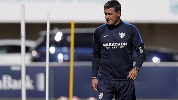 El técnico del Málaga, Míchel, durante un entrenamiento.
