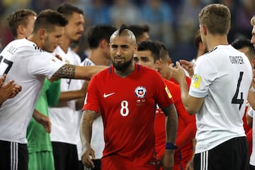 El jugador de la selección chilena Arturo Vidal es fotografiado tras el partido final de la Copa Confederaciones contra Alemania disputado en el estadio Kretovsky de San Petersburgo, Rusia.