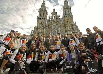 El equipo español de natación sincronizada, con Txell Mas y Andrea Fuentes entre sus integrantes, tras completar el Camino de Santiago, en 2011.