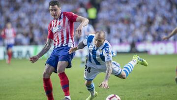 Giménez, en un duelo con Sandro en el Real Sociedad-Atlético.