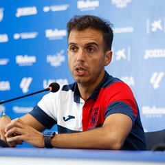 Borja: “Si no hay más salidas, con un ‘9’ se cerraría la plantilla”