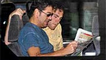 <B>MILITO SE INFORMA EN AS</B>. Milito y Hugo Issa salieron del hotel leyendo la información de AS.