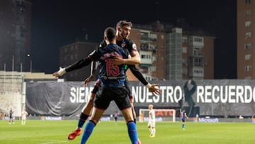 En Nesyri e Isaac Romero, celebrando uno de los goles del marroquí al Rayo Vallecano.