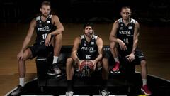 Axel Hervelle, &Aacute;lex Mumbr&uacute; y Javi Salgado, durante el Media Day del Bilbao Basket.