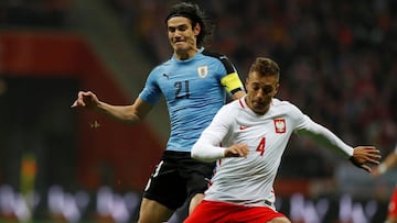 Soccer Football - International Friendly - Poland v Uruguay - National Stadium Warsaw, Warsaw, Poland - November 10, 2017   Poland&rsquo;s Thiago Cionek in action with Uruguay&rsquo;s Edinson Cavani    REUTERS/Kacper Pempel