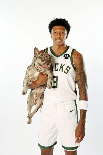 MarJon Beauchamp, jugador de los Bucks, posa con su perro en el Media Day.