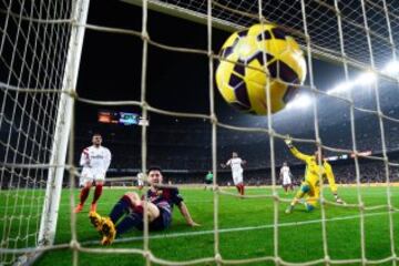 Goles a favor: Messi es el segundo anotador de la Liga con 19 tantos tras Cristiano. En la imagen marcando al Sevilla en el Camp Nou.