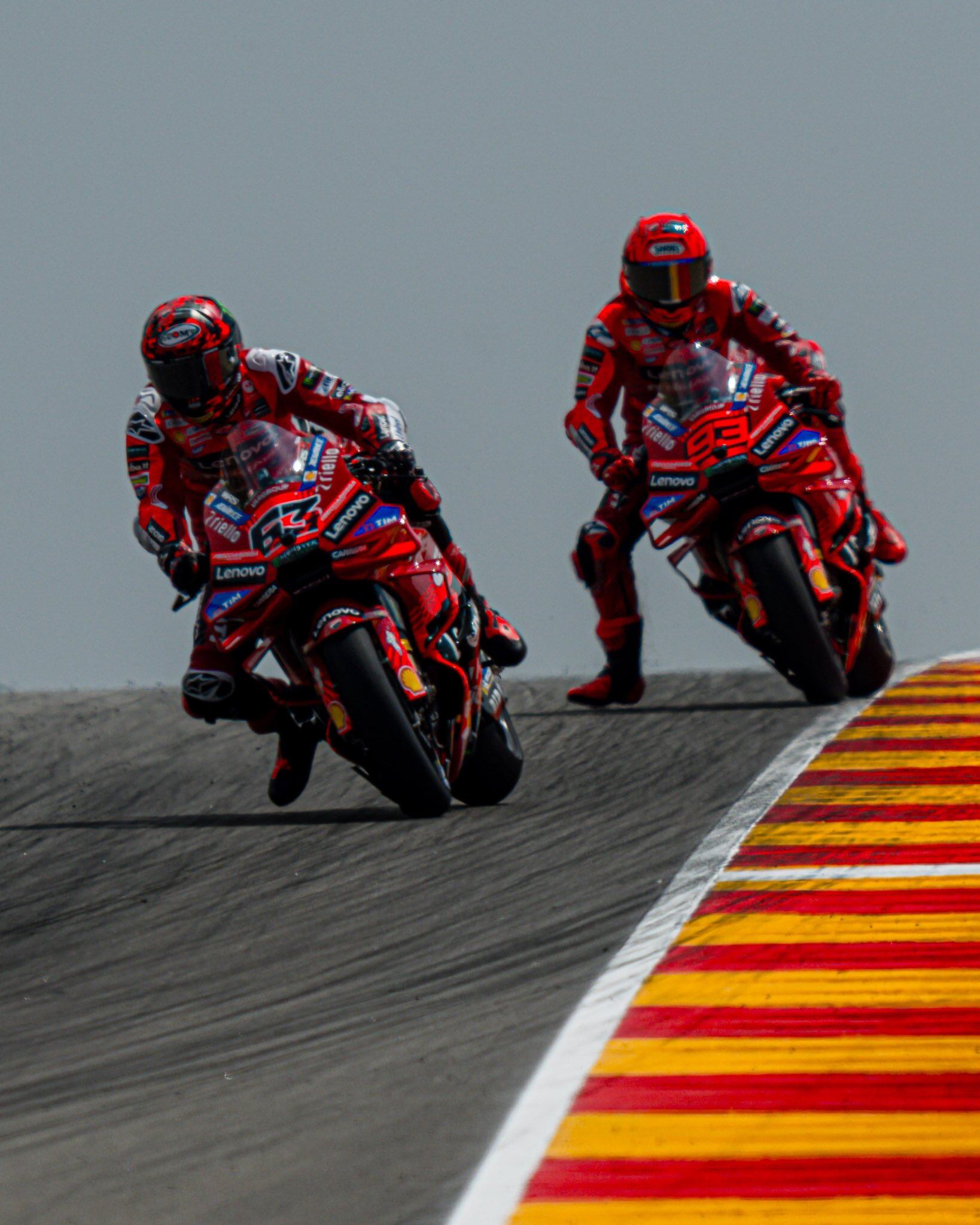 Marc Márquez y Pecco Bagnaia con la Ducati de MotoGP.