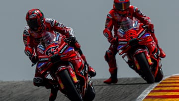 Marc Márquez y Pecco Bagnaia con la Ducati de MotoGP.