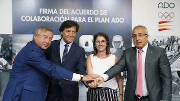El presidente de Radio Televisión Española José Antonio Sánchez, el presidente del Consejo Superior de Deportes José Ramón Lete, la presidenta de la Sociedad Estatal de Loterías y Apuestas del Estado Inmaculada García y el presidente del Comité Olímpico Español Alejandro Blanco, tras la firma del acuerdo de colaboración para el plan ADO. EFE/Mariscal