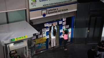 Dos de las empleadas de la administración de Lotería situada en el centro comercial Las Arenas de Barcelona, que ha vendido parte de un cuarto y quinto premio del Sorteo Extraordinario de Lotería de Navidad, correspondientes a los número ‘25296’ y ‘88509’, respectivamente, decoran la administración, a 22 de diciembre de 2022, en Barcelona, Catalunya (España). Además de vender un cuarto y quinto premio del Sorteo Extraordinario de Lotería de Navidad, la administración cuenta con 100 botellas de cava y ofrece clases de bachata para celebrarlo.
22 DICIEMBRE 2022;GORDO;SORTEO;SORTEO EXTRAORDINARIO;NAVIDAD;2022;PREMIO GORDO
David Zorrakino / Europa Press
22/12/2022