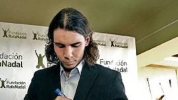 <b>BUEN GESTO. </b>Nadal firma un autógrafo en el acto de ayer.