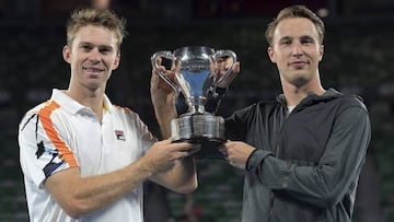 John Peers y Henri Kontinen, con el trofeo.