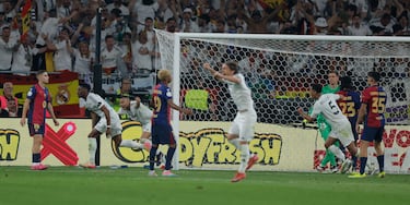 1-2. Córner que lanza Arda que Güler conecta con Aurelien Tchouameni. El francés le gana la partida su compatriota, Jules Koundé, para rematar de cabeza en boca de gol.