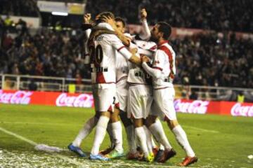 1-0. Larrivey celebra el primer gol con sus compañeros.