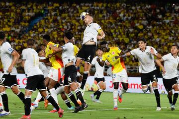La Selección Colombia goleó 3-0 a Bolivia en el estadio Metropolitano y selló su paso a la Copa del Mundo 2026. Anotaron James, Jhon Córdoba y Juanfer Quintero.