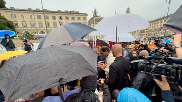 ROMA (ITALIA), 08/05/2024.- El tenista español Rafa Nadal (c) firma autógrafos tras suspenderse por lluvia un partido de exhibición este miércoles, en la piazza del Popolo de Roma. EFE/ Daniel Cáceres