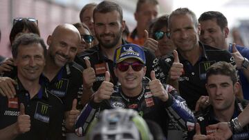 Maverick Viñales y su equipo.