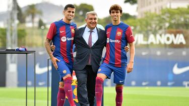 João Félix y João Cancelo con el presidente del Barcelona, Joan Laporta, durante su presentación.