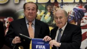 El presidente Nicolas Le&oacute;z y Joseph Blatter. 