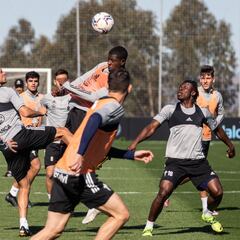 La pareja del naufragio en Ibiza espera al Sevilla